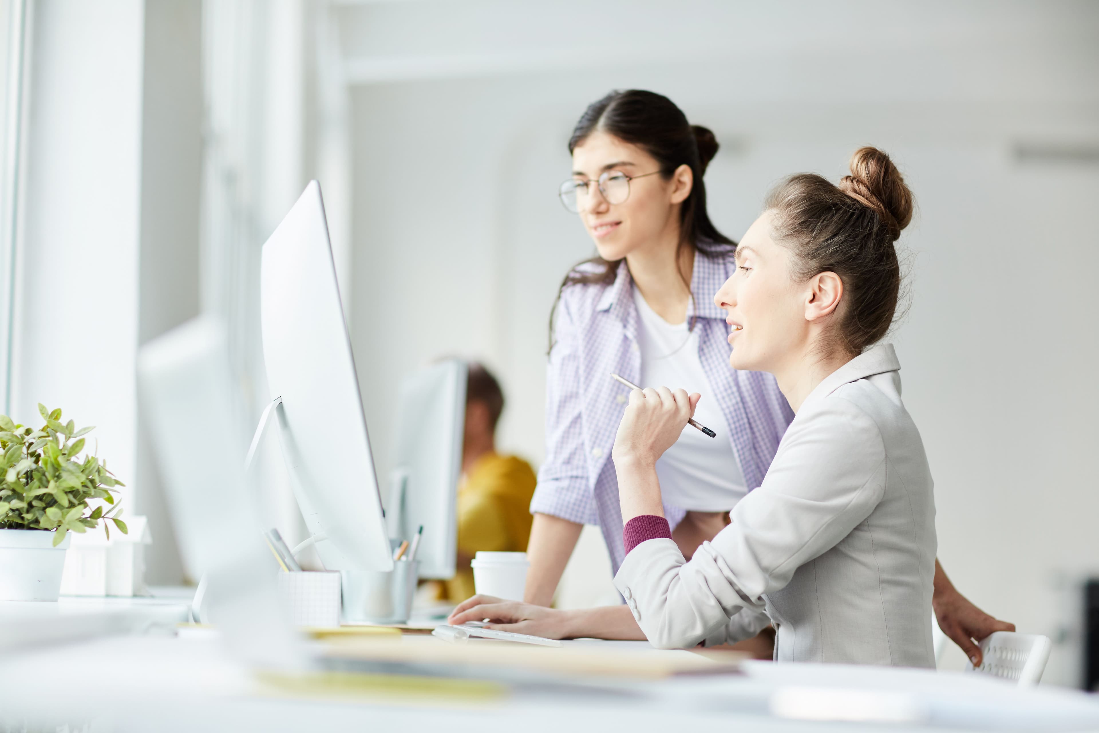 business-manager-instructing-employee-2025-03-05-05-15-35-utc.jpg